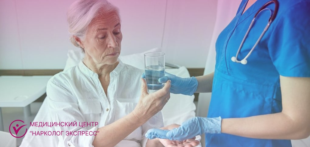 Врач лечит пациента Врач даёт стакан воды пациенту